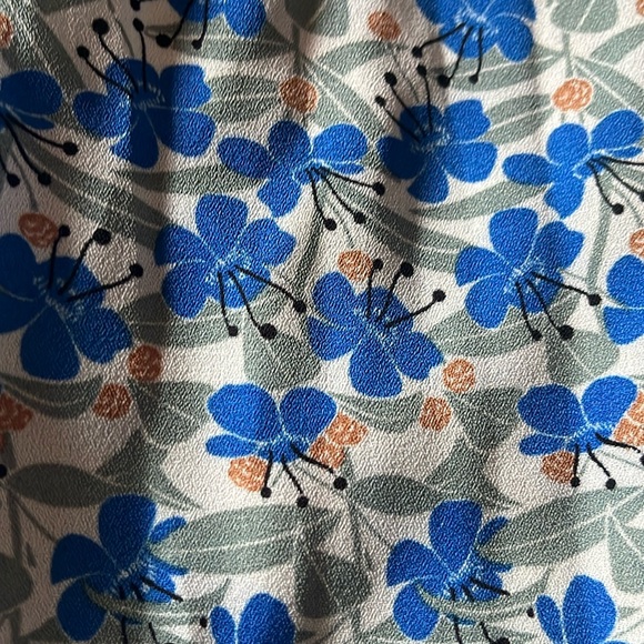 Max Studio’s Blue Floral Top- Size 1X - Picture 3 of 7